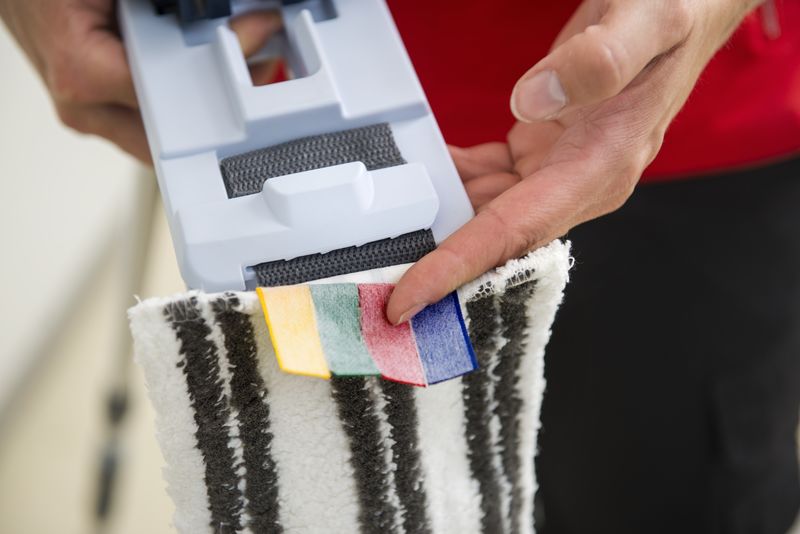 web-US_Pro_How_To_Put_Mop_On_Frame 03
